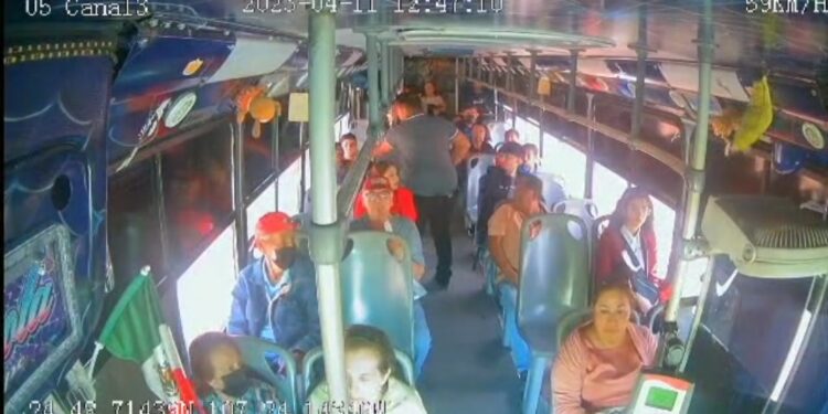 Video. Sujeto asalta camión Canal 3 en Culiacán y queda grabado