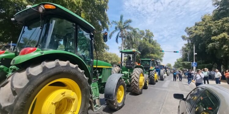 ¡Queremos precios justos! Agricultores de todo Sinaloa se manifiestan en Palacio de Gobierno