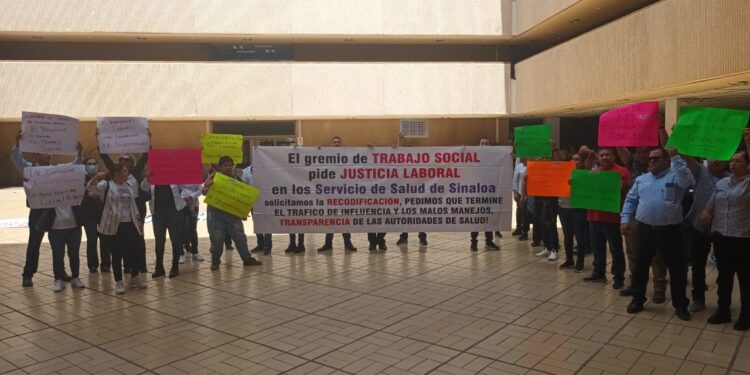 Trabajadores se plantan en Palacio de Gobierno; exigen recodificación y asignación de bases