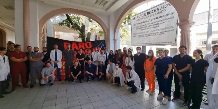 ¡Se van a paro laboral! Residentes del Hospital Civil de Culiacán se manifiestan ante la falta de pago de beca