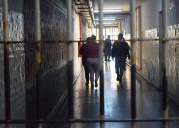 Vinculan a 2 mujeres por robo con violencia cometido en contra de otra mujer