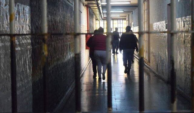 Vinculan a 2 mujeres por robo con violencia cometido en contra de otra mujer