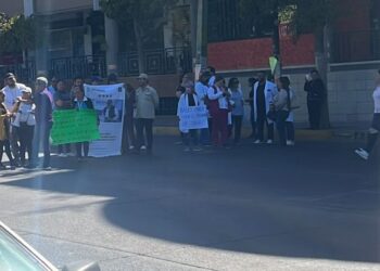 Trabajadores de Salud por contrato bloquean vialidades para exigir la entrega de 500 bases