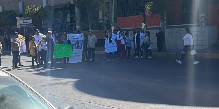 Trabajadores de Salud por contrato bloquean vialidades para exigir la entrega de 500 bases