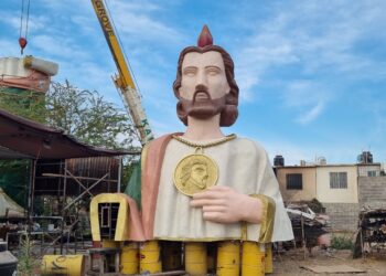 Tras furor, desmontan mega escultura de San Judas Tadeo