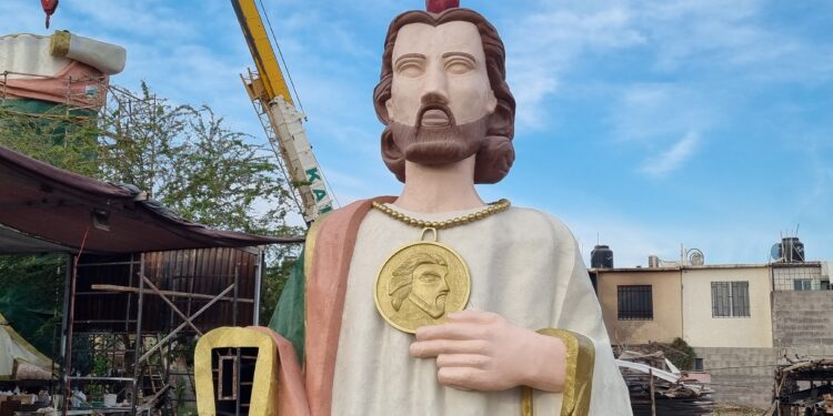 Tras furor, desmontan mega escultura de San Judas Tadeo