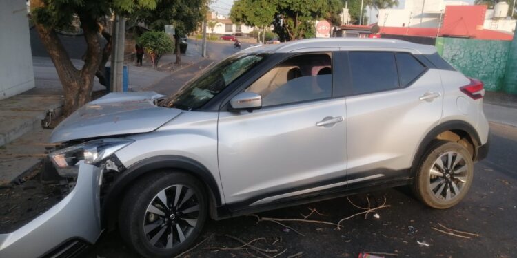 Camioneta queda destrozada al chocar contra un árbol; su conductor resulta ileso