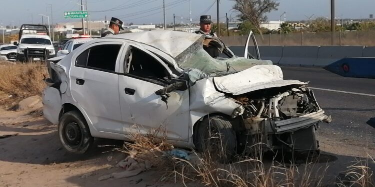 Vuelca camioneta en el Piggy Back; al parecer hay un lesionado