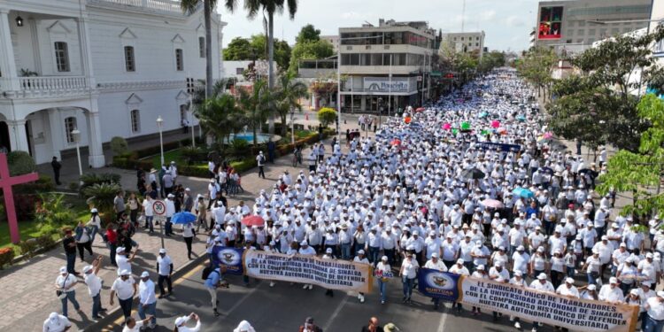 Más de 25 mil universitarios salen a las calles para defender a la UAS y la Autonomía Universitaria