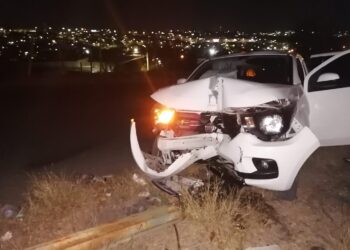 Mujer estrella su automóvil contra un poste de luz y resulta lesionada