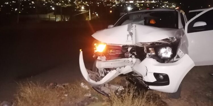 Mujer estrella su automóvil contra un poste de luz y resulta lesionada