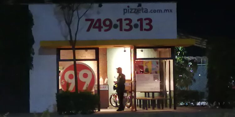 Asaltan pizzería en Soriana Abastos; los delincuentes se llevan 50 mil pesos