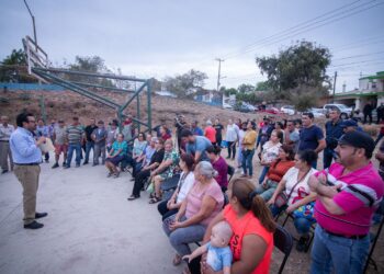 Juan de Dios Gámez se compromete a pavimentar calles en la Buenos Aires