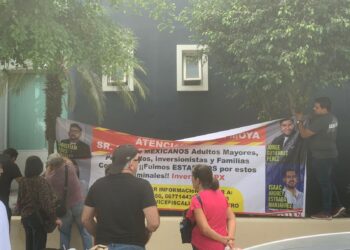 Afectados por fraude de  Inverplux protestan en Condusef