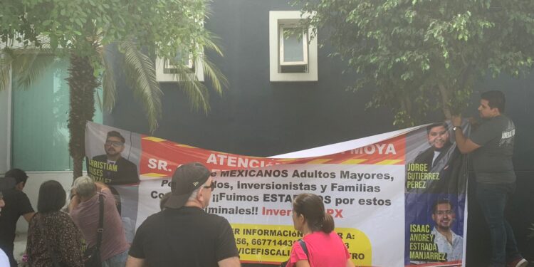 Afectados por fraude de  Inverplux protestan en Condusef