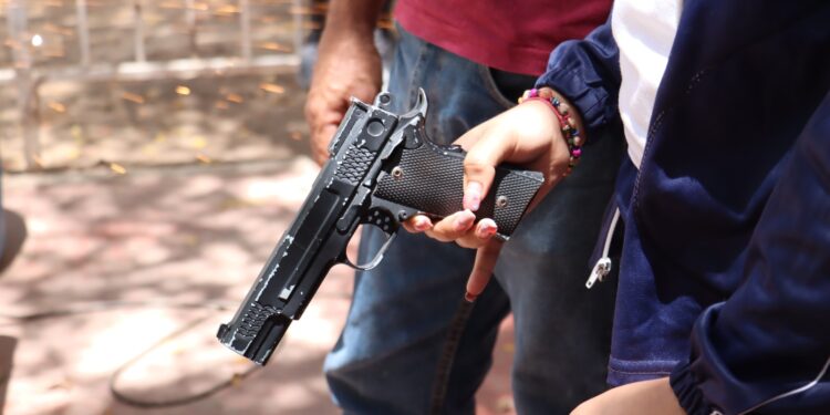 150 familias de Culiacán y Navolato sacaron las armas de fuego, de su hogar