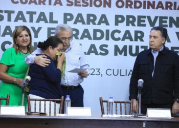 Entrega Rocha pensión a hijos de víctimas de feminicidio