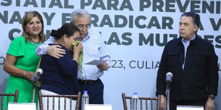 Entrega Rocha pensión a hijos de víctimas de feminicidio