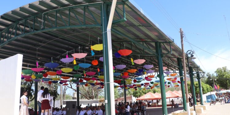 ¡Lo cumplió! Alcalde de Badiraguato entrega techumbre de usos múltiples en las Higueras