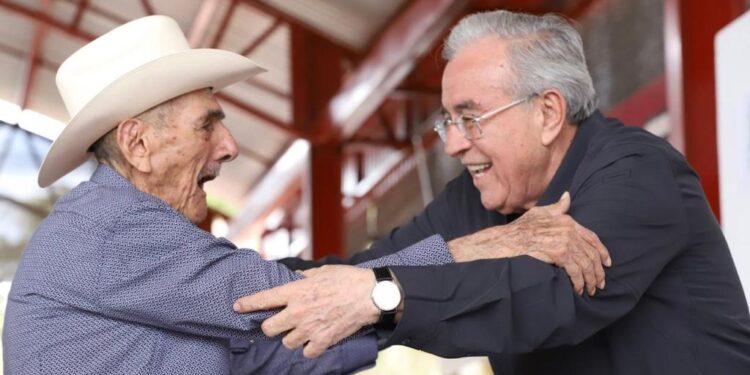 Rocha asume compromisos con Ejido Sataya y Anexos