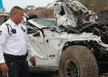Muere hombre joven al chocar el Jeep que conducia contra una estructura metálica en Altata, Navolato