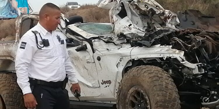 Muere hombre joven al chocar el Jeep que conducia contra una estructura metálica en Altata, Navolato