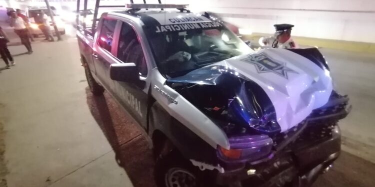 Chocan patrulla y camioneta; policía resulta herido