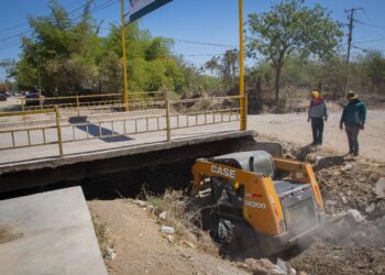 Retiran desechos y basura del arroyo localizado en la colonia San Juan