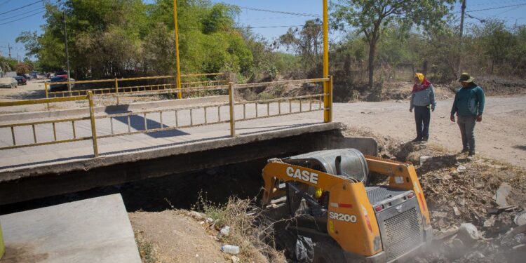 Retiran desechos y basura del arroyo localizado en la colonia San Juan