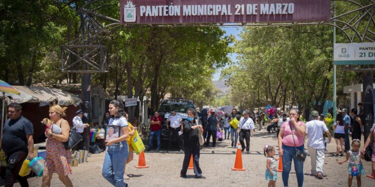 Continúan el mantenimiento y preservación del orden en panteones municipales por el Día de las Madres