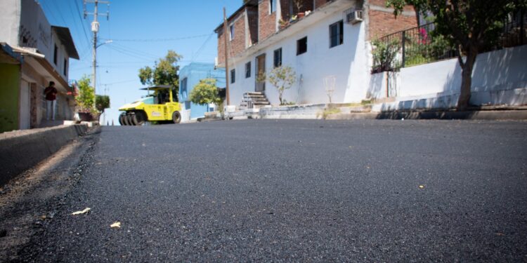 Realizan reencarpetado en colonia Antonio Rosales y bacheo en vialidades diversas