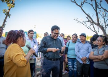 Juan de Dios Gámez Mendívil atiende y escucha a vecinos de la colonia Las Coloradas