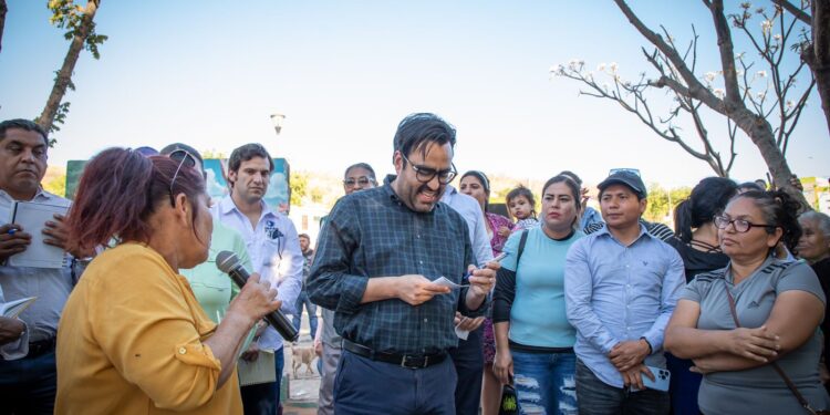 Juan de Dios Gámez Mendívil atiende y escucha a vecinos de la colonia Las Coloradas