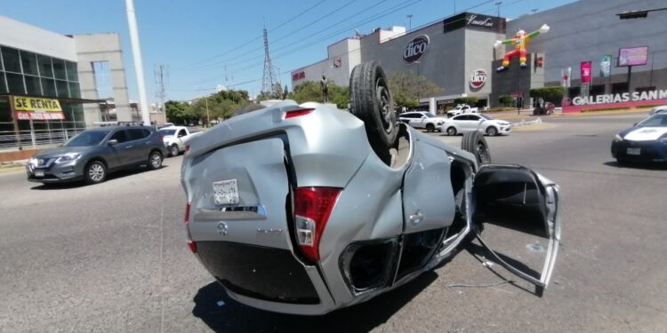 Conductor herido al chocar y volcarse camioneta