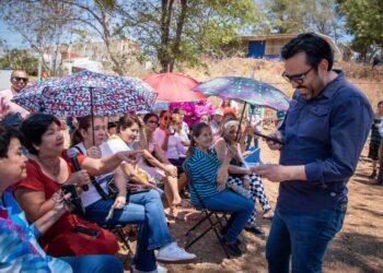 Juan de Dios Gámez hace compromisos con vecinos de Cañadas en ´Diálogos por el Bienestar´