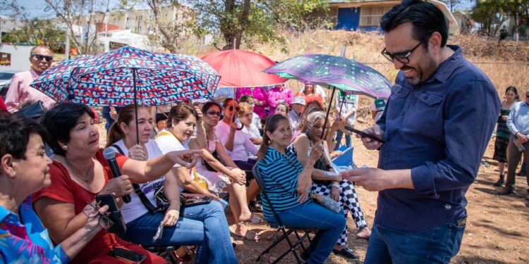 Juan de Dios Gámez hace compromisos con vecinos de Cañadas en ´Diálogos por el Bienestar´