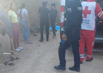 Chocan jóvenes en moto contra un vehículo desconocido; uno fallece y el otro está grave