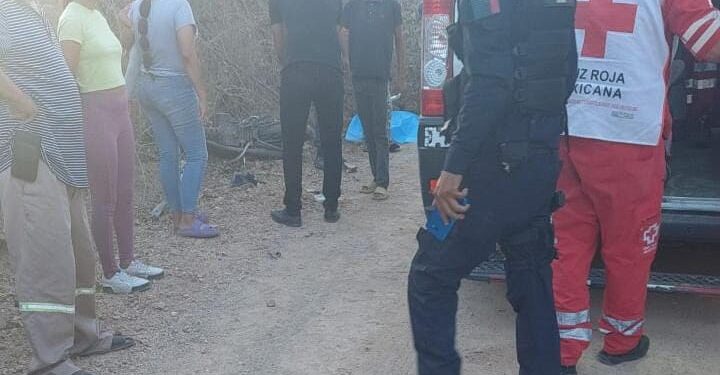 Chocan jóvenes en moto contra un vehículo desconocido; uno fallece y el otro está grave