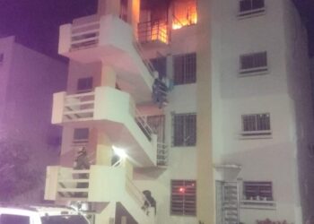 Evacuan a familias de torre de Alturas del Sur por incendio en departamento