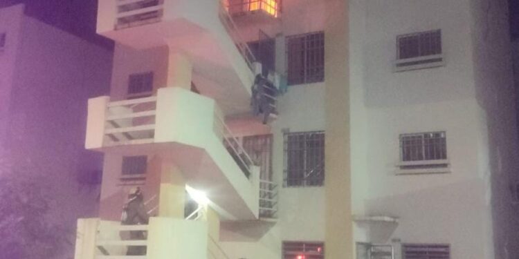 Evacuan a familias de torre de Alturas del Sur por incendio en departamento
