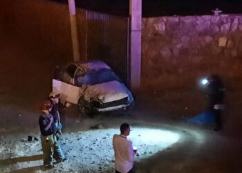 Muere adulta mayor en volcadura; su hija resulta herida