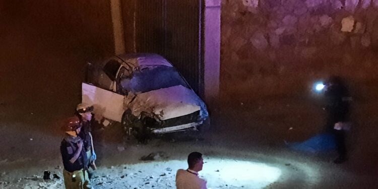 Muere adulta mayor en volcadura; su hija resulta herida