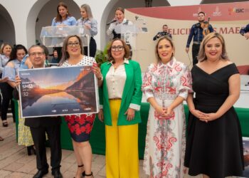 Celebran con desayuno a maestros y maestras en su día