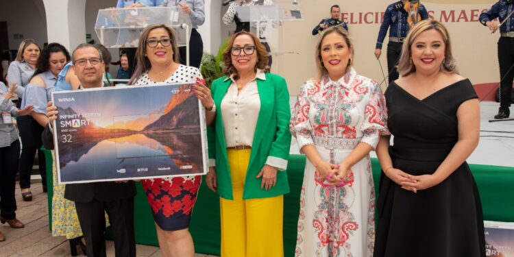 Celebran con desayuno a maestros y maestras en su día