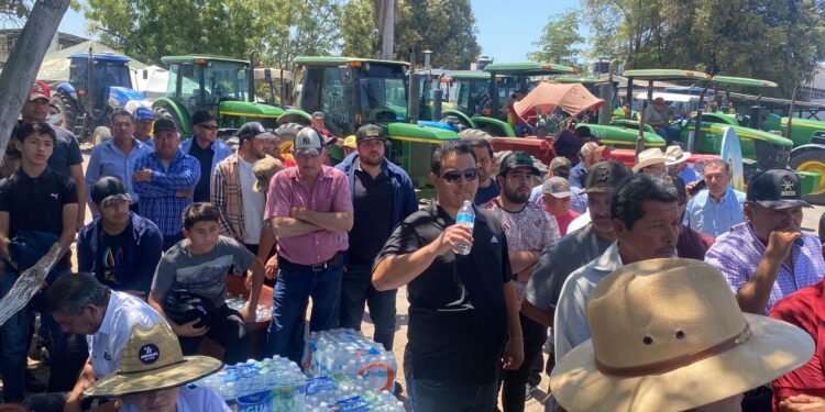 “No nos vamos a rajar como los del norte”: Agricultores de Culiacán al acordar mantener toma de Pemex