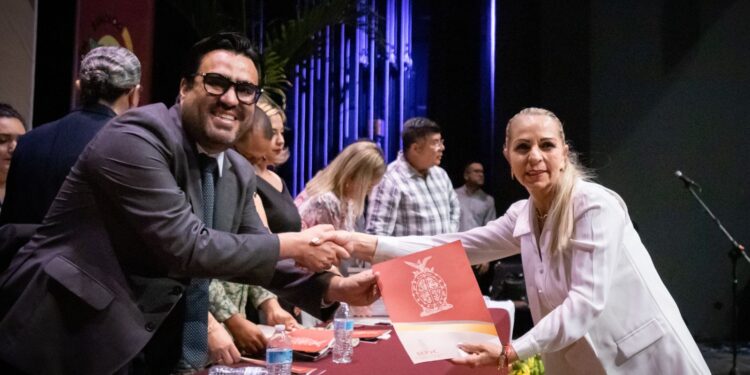 Reconocen a docentes con la condecoración “Maestro Ignacio Manuel Altamirano” por su noble labor