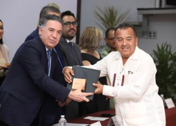 Entregan la medalla “Ignacio Manuel Altamirano” a maestros por 40 años de servicio