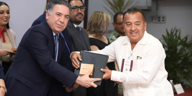 Entregan la medalla “Ignacio Manuel Altamirano” a maestros por 40 años de servicio