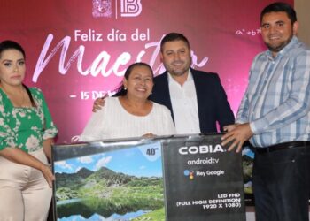 Aplauden labor de los docentes en Badiraguato, alcalde festeja su día