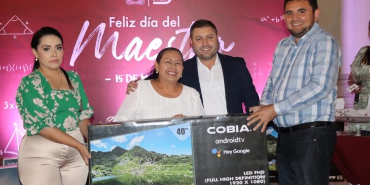 Aplauden labor de los docentes en Badiraguato, alcalde festeja su día